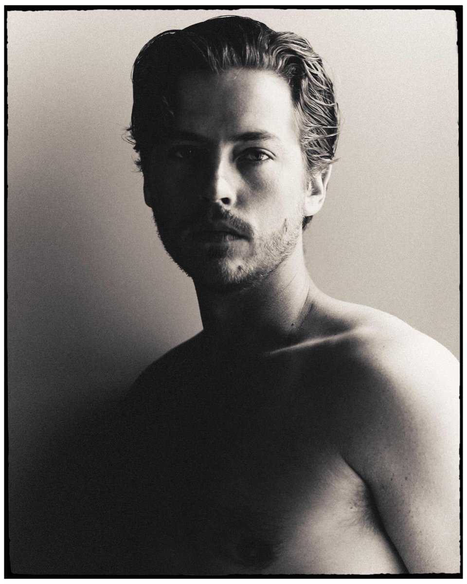 sprouseversion's tweet photo. Cole Sprouse pelo fotógrafo Alessio Albi em Março, 2026. https://t.co/Ikg0GmoAfc
