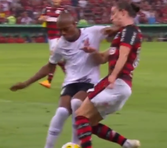 Nesse mesmo jogo: pênalti não marcado para o Flamengo e Fernandinho não sendo expulso.