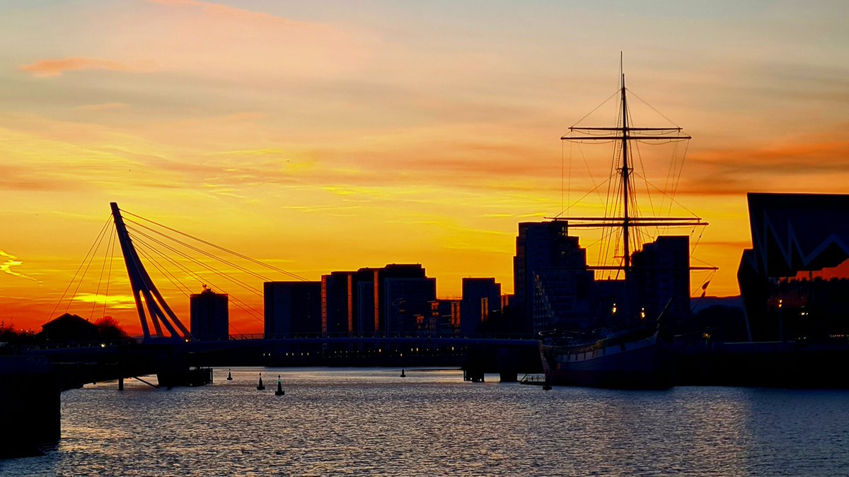 is_glasgow's tweet image. This evening's sunset looking down the Clyde from the new park in the former Govan Graving Docks in Glasgow.

#glasgow #glasgowtoday #sunset #govan #riversidemuseum