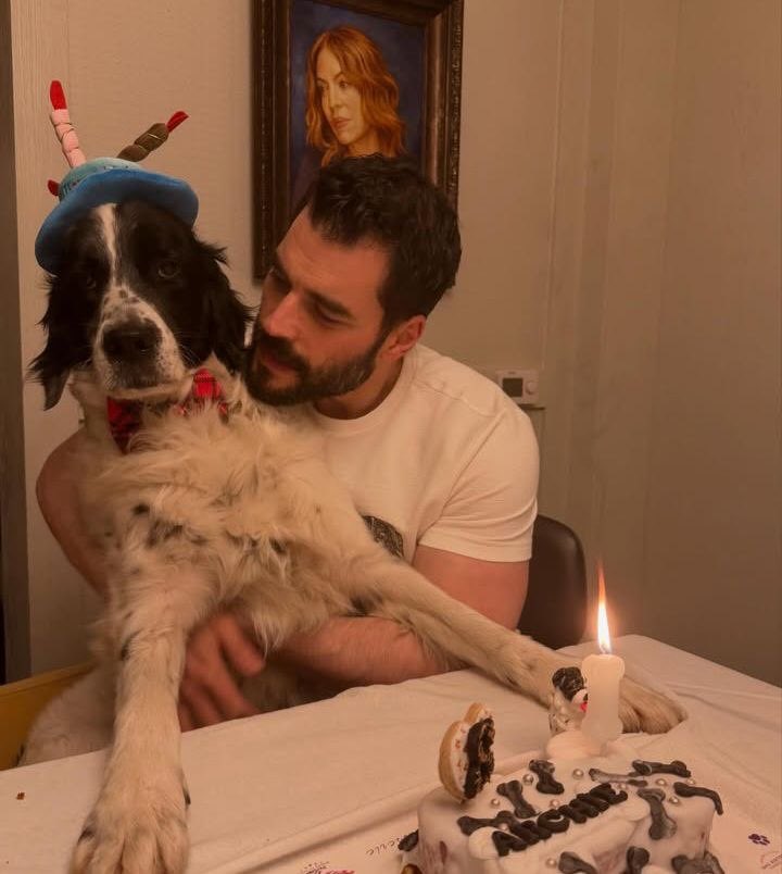 Akın Akınözü, köpeğinin doğum gününü kutladı