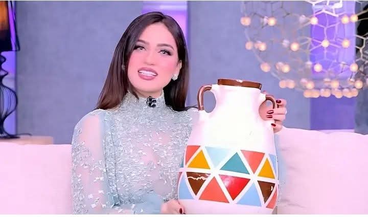 jilijllll's tweet photo. بعد شكوى نادى الزمالك من ياسمين عز 
ياسمين عز طالعة ع الهوا وشايلة بلاص وبتقول احنا مغلطناش فى الذات الكونفيدرالية علشان يحصل كل الصياح ده على قنوات بير السلم 😂😂😂😂
والله العظيم لاعمل هاهاها
ع الكونفيدرالية البلاص انت خلاص حلفت 😂😂
ياسمين عز حراقة البوابين 😂😂😂😂 https://t.co/QTCLkrWpge