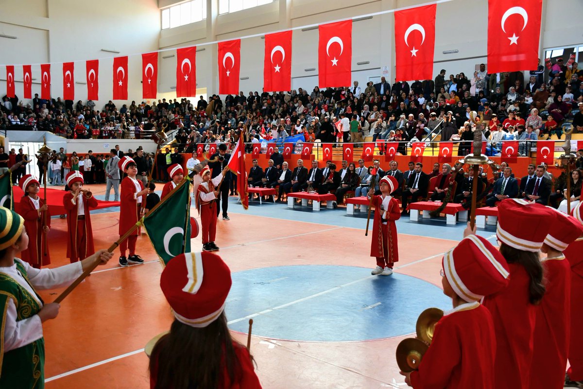 DarendeMEM's tweet photo. 🇹🇷 23 Nisan Ulusal Egemenlik ve Çocuk Bayramı, ilçe protokolü, öğrencilerimiz ve vatandaşlarımızın yoğun katılımı ile kutlandı.

@tcmeb @Yusuf__Tekin @malatyamem @behcet_bakir @fevziince74 https://t.co/5BqmpArkfT
