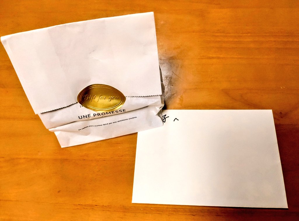 今日が結婚３３周年
毎年👩妻が座る
テーブルにカードと
少しのプレゼントを置いた

先月に👶初孫
10日後の今月には
また👶孫が誕生

じいちゃん＆ばあちゃん
となって迎える
初めて結婚記念日

これから👶👶孫たちや
自分の楽しい時間を過ごすため
健康には十分気を付けていきたい!