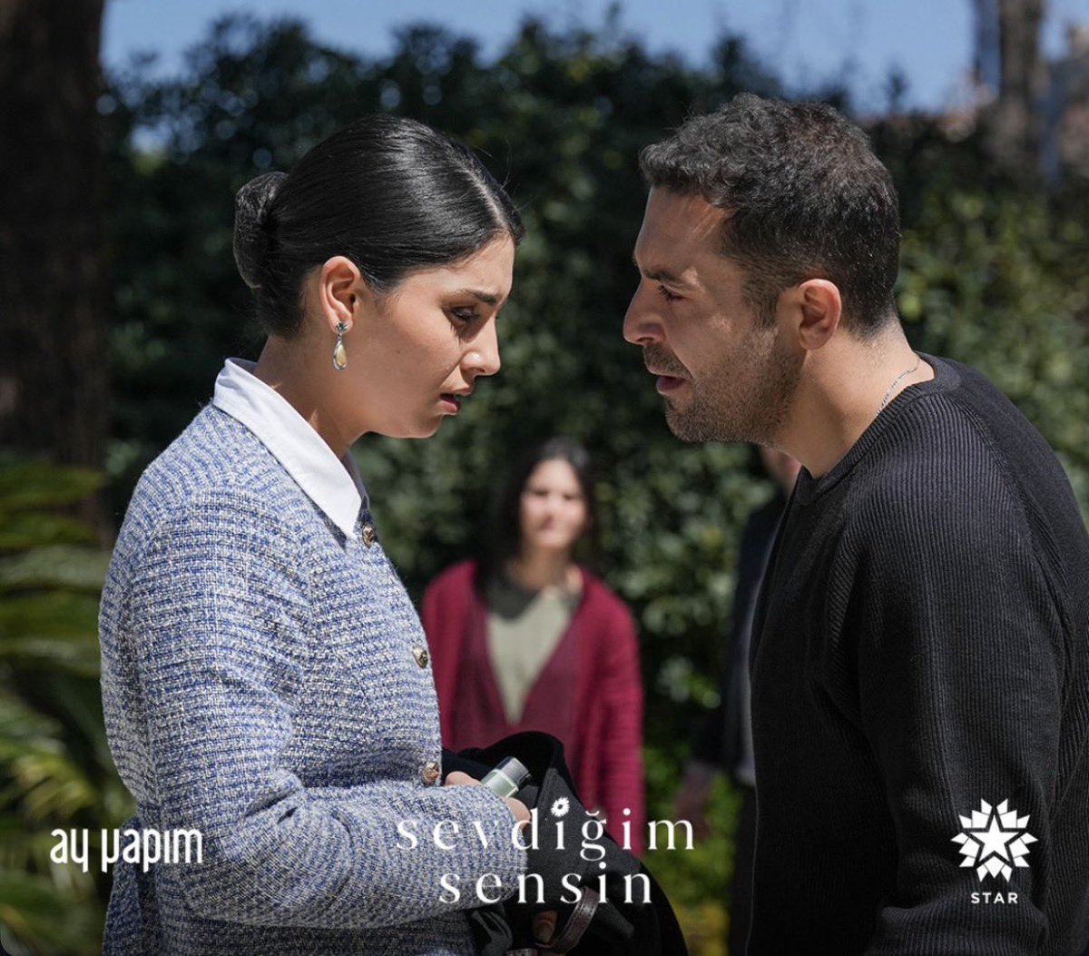 “The Steadfast Tin Soldier" tells the story of a tin soldier with only one leg who falls in love with a paper ballerina and remains steadfast in his devotion despite facing a series of dangerous, almost surreal misfortunes 🥹
#RojbinErden #SevdiğimSensin