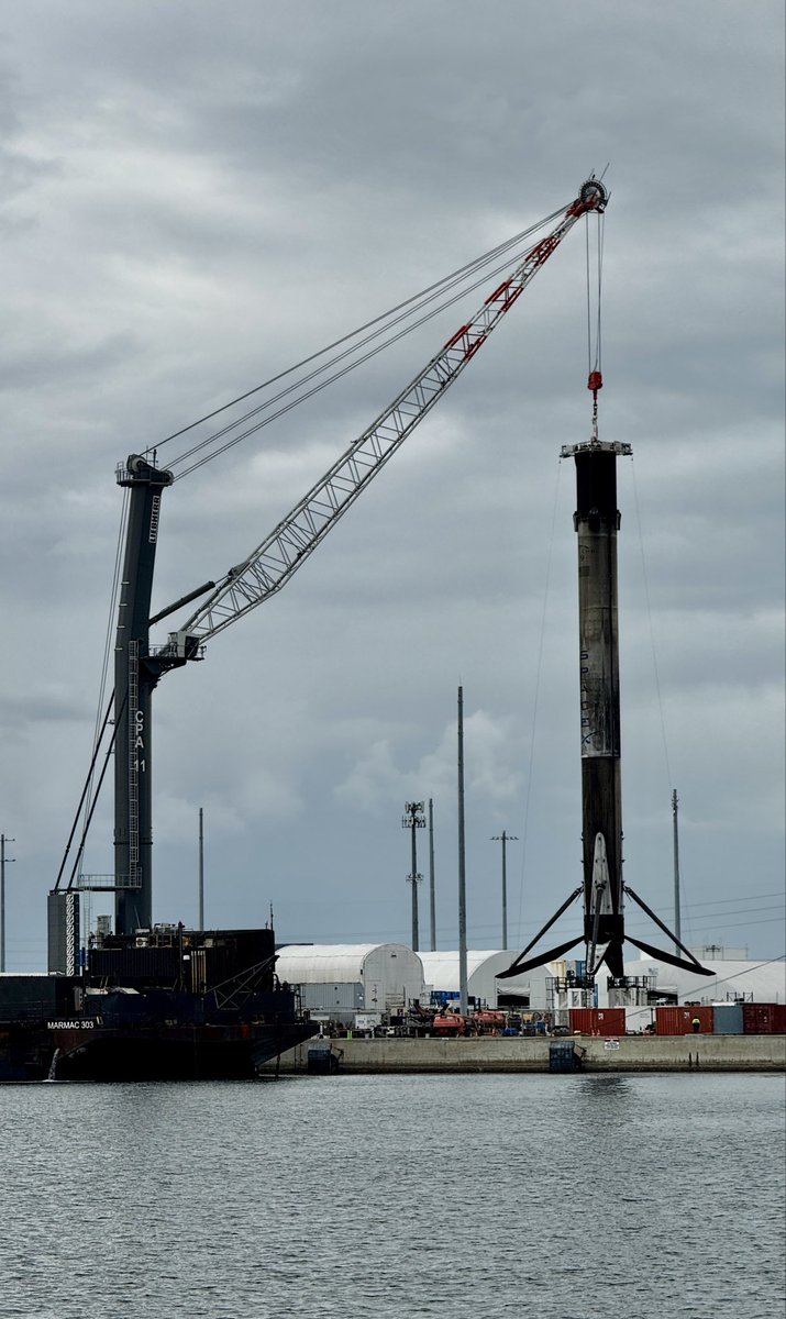tkennellyX's tweet photo. A well hung rocket. 
@elonmusk https://t.co/Hccffxtb4i