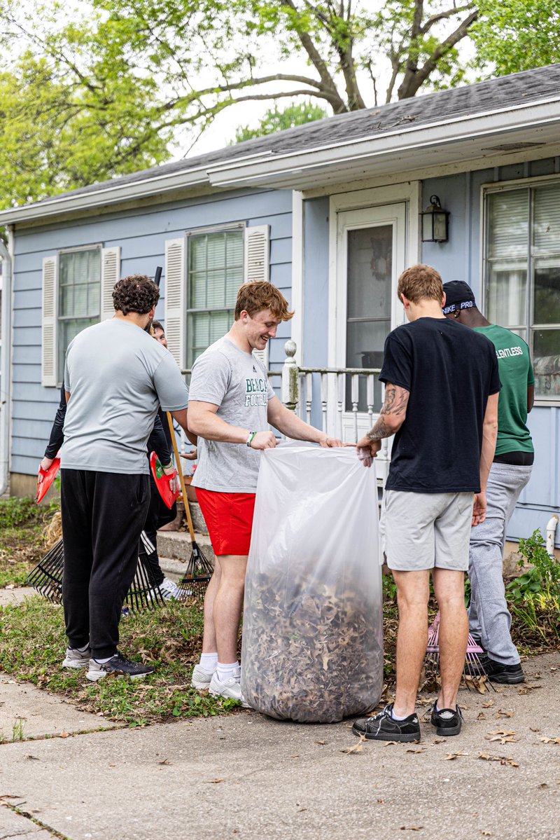 NWBearcat_FB's tweet image. An afternoon giving back to our community 🍃

#OABAAB || #NWMSU || #RISE