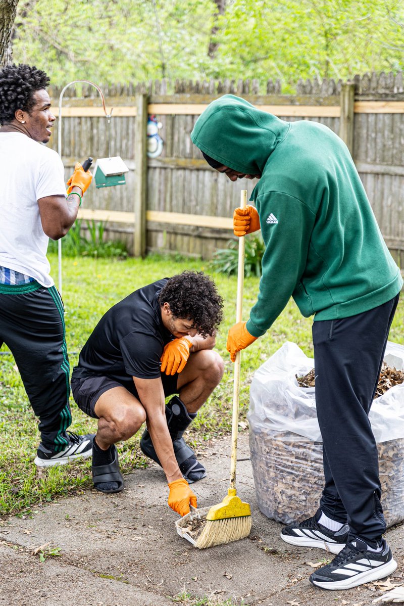 NWBearcat_FB's tweet image. An afternoon giving back to our community 🍃

#OABAAB || #NWMSU || #RISE