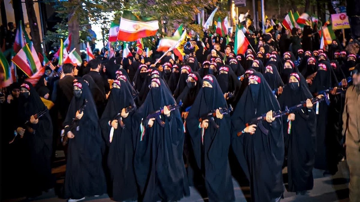mobarez_nastooh's tweet photo. برای بار هزارم میپرسم: آیا بمباران یا هدف قرار دادن شبه نظامیان مسلح در کف خیابان کار اشتباهی است که امریکا و اسراییل آن را رد میکنند؟
این عکس متعلق به امشب هست در شهر سبزوار https://t.co/YiMsEHLVNq