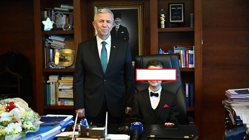 zaytung's tweet image. İçişleri Bakanlığı, 23 Nisan`da Ankara Büyükşehir Belediye Başkanlığı Koltuğuna Oturan Arda Kuracık(9) Hakkında Soruşturma İzni Verdi...
zaytung.com/haberdetay.asp…