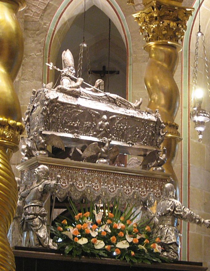 jdmccafferty's tweet image. 23 Apr 997: d. Adalbert of #Prague, Bohemian missionary martyred by the Prussians  (Ludmiła Pilecka - his shrine in Gniezno)
