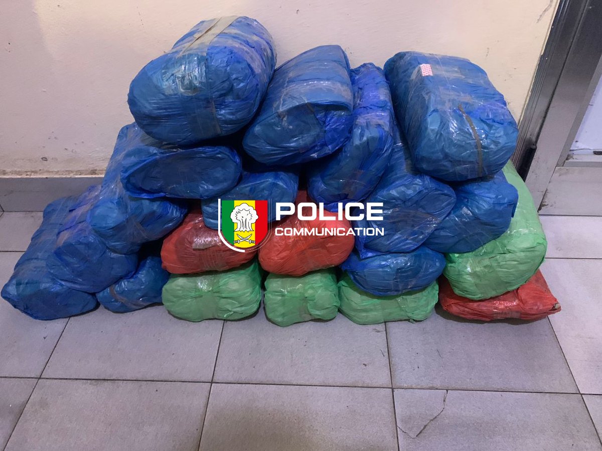 PoliceNationSN's tweet photo. #LutteAntiDrogue | L'#OCRTIS frappe fort dans le centre du pays !
108 kg de chanvre indien saisis à #Fatick et #Kaolack. 01 convoyeur interpellé et sa moto saisie. 03 fugitifs activement recherchés.
La Police nationale, actrice de votre sécurité.
#PoliceSN #Kebetu https://t.co/lK0J3Taw2p