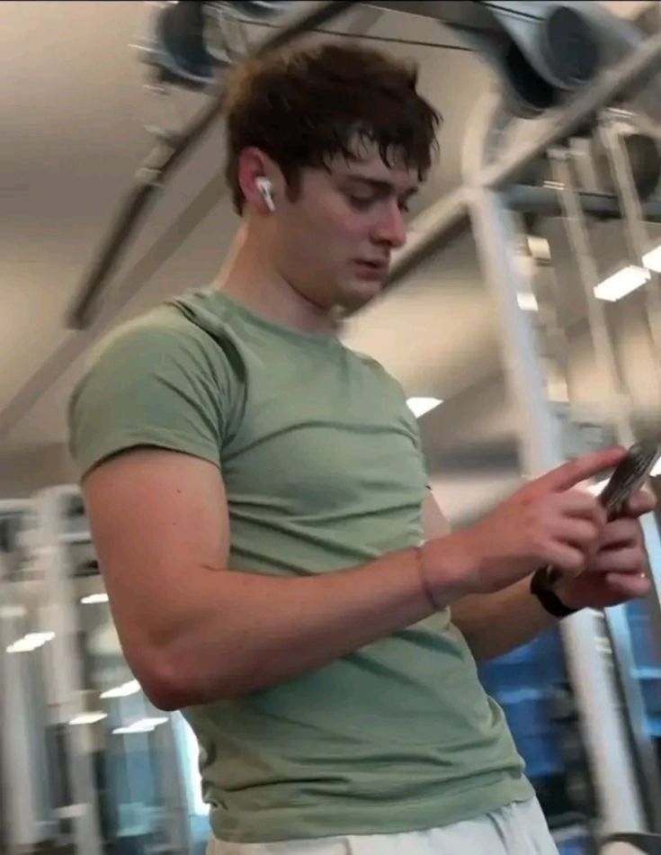 dayslikethisare's tweet image. okay my pfp is not noah guys i’m a #complete #fraud. please take noah arms as compensation