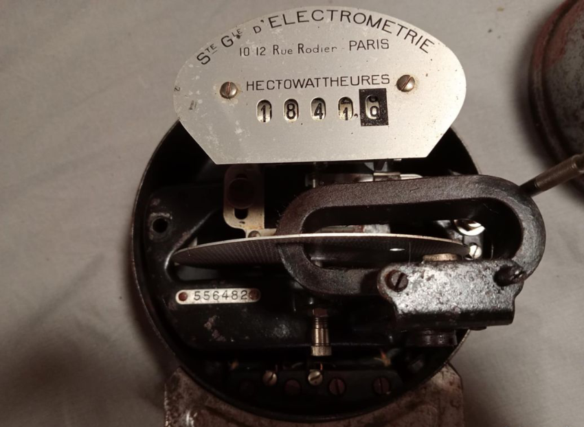 selfmademaker's tweet photo. An ancient (~1930) home electricity meter.

#engineering https://t.co/TDY93PFZkU
