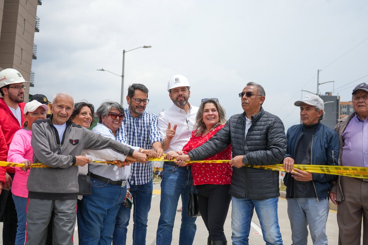 OrlandoMolanoP's tweet photo. Hoy, el alcalde @CarlosFGalan habilitó un nuevo tramo de la cra. Novena (av. Laureano Gómez) en sentido sur–norte. 

Ya son más de 2,3 km que la ciudadanía puede disfrutar, en el sentido sur-norte, entre las calles 170 y 193.

Un vía clave para mejorar la movilidad en el norte de Bogotá, que ayudará a descongestionar la AutoNorte y la cra. Séptima.

A más tardar en junio de este año habilitaremos los 380 metros que aún nos faltan en el sentido norte-sur, y así poder entregar por completo esta obra.

Gracias a la comunidad por la paciencia, entendemos las incomodidades que les ha ocasionado esta obra, que llegamos a destrabar y acelerar para habilitarla.