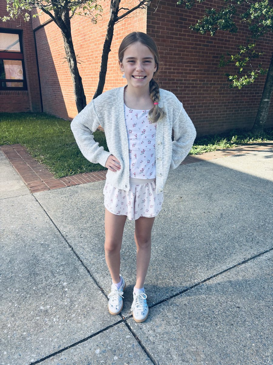 Faunce023's tweet image. Miss Faunce is ready for the day! 🧑🏼‍🏫🍎🚌#futurespecialsducator #brookegrovees #tyctwd