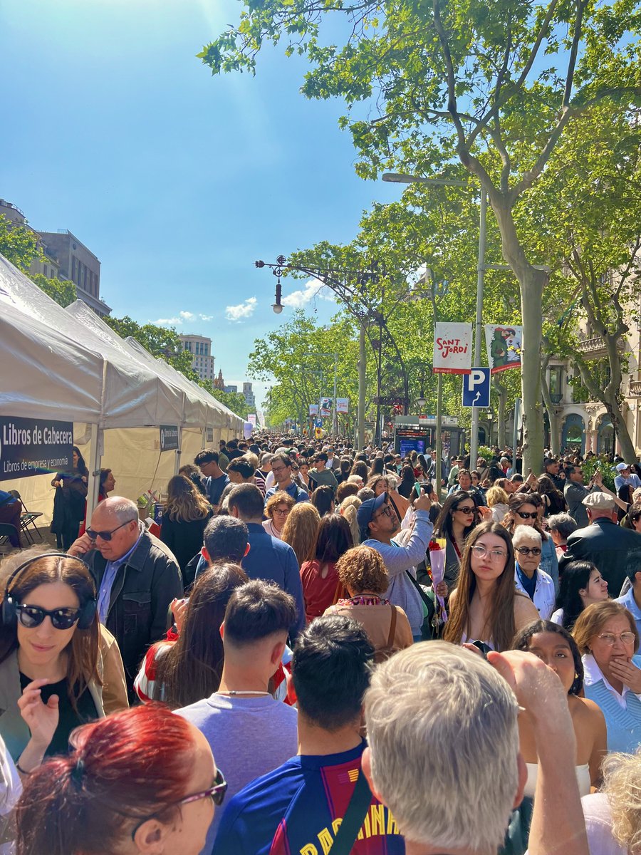 ericboliu's tweet photo. 加泰地区的专属情人节Sant Jordi，不属于公共假期，却是一年里各种节日里最热闹的。市中心的主干道全部封锁，空出来给（翘班的人？）闲逛。

节日的传统是男人送女人一束玫瑰，女人送男人一本书，所以街上充斥的卖玫瑰的花摊和书摊。

街上的女人们人手一束玫瑰，但没看见男人们手里捧着书。 https://t.co/U8Pk1fu0UW
