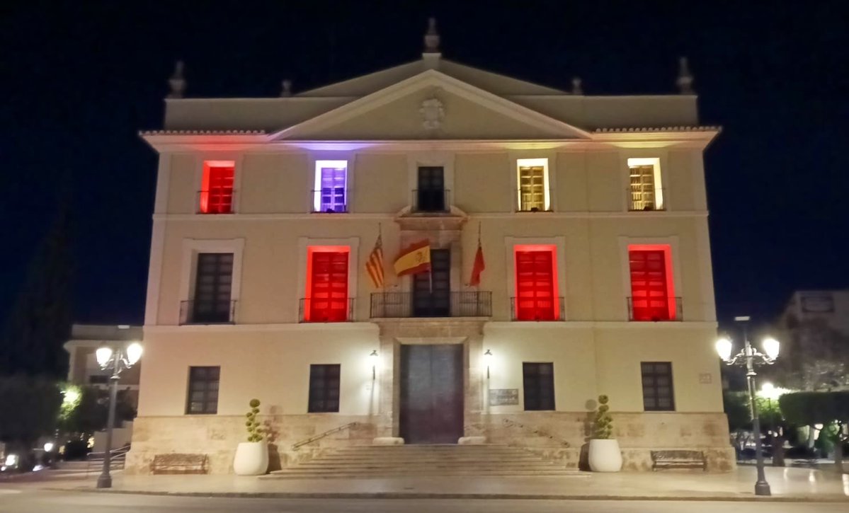 Hoy la celebración es doble y compartida, por eso, desde Paterna queremos homenajear el #DíaDeAragón y el #DíaDeCastillaYLeón iluminando el <a href="/AytoPaterna/">Ayuntamiento Paterna</a> con los colores de sus banderas 🟥🟨 / 🟥🟪

¡Feliz día! ♥️