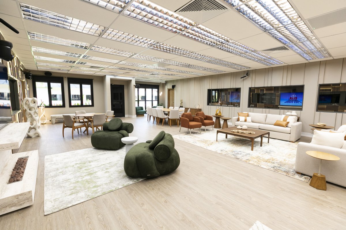 siga_record's tweet image. Portas abertas✨ Vem dar uma espiada em cada detalhe de todos os ambientes da #CasaDoPatrão 🔥 Cada canto já tá pronto pra estratégia, alianças e muita emoção 👀 Não perca a estreia na próxima segunda (27), às 22h30, na tela da #RECORD! ⁣⁣
⁣⁣
E no #DisneyPlus você não perde