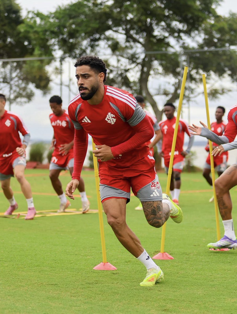 ⚠️ Matheus Bahia participando do treino de hoje. Se credencia a estar em Botafogo x Inter. Disputa vaga com Thiago Maia no time do Internacional. 

<a href="/EsporteBandRS/">Esporte Band RS</a>