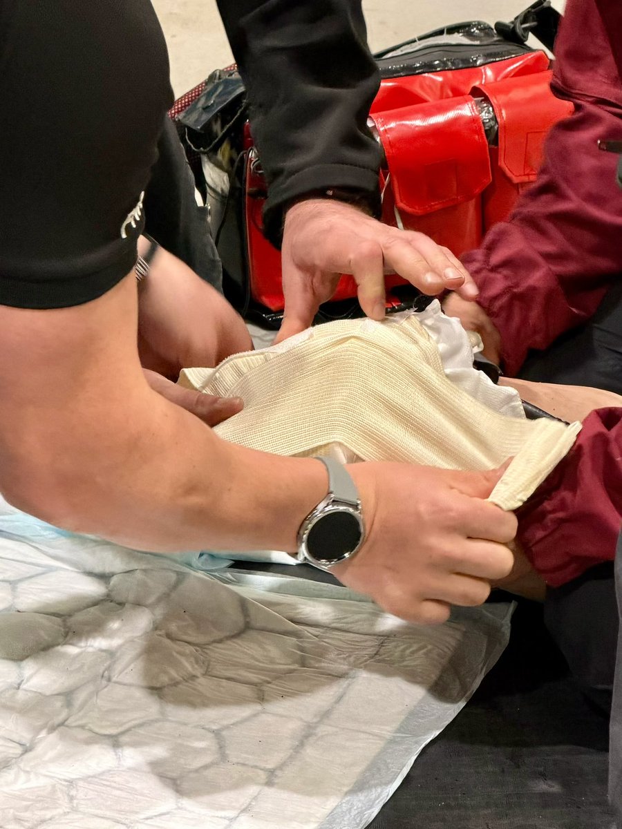 LeDyslexicMedic's tweet image. Immediate management of traumatic bleeding, wounds &amp;amp; amputation in the prehospital environment - facilitated by the HART Team 👊🏽

#medicaleducation #fy #fyp #pov #ambulance @yorksambulance