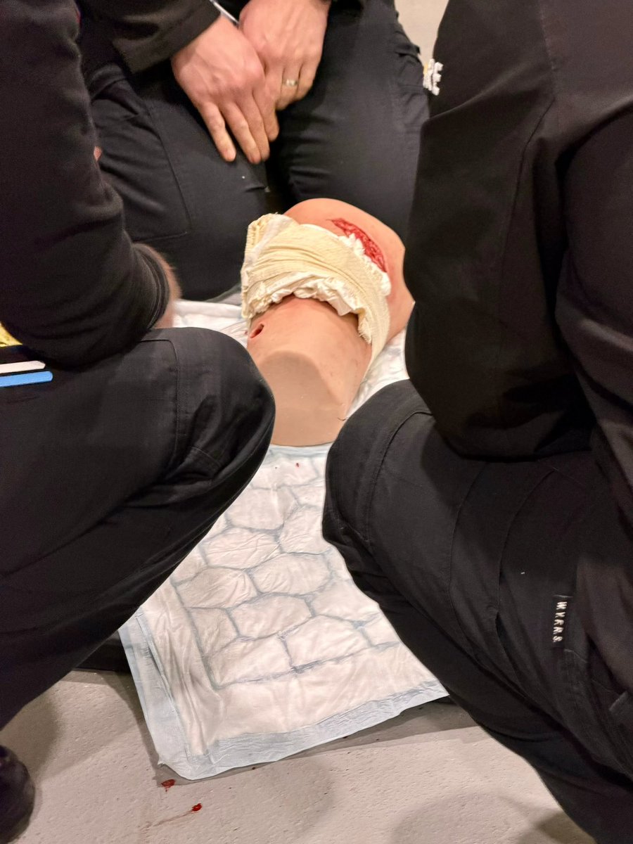 LeDyslexicMedic's tweet image. Immediate management of traumatic bleeding, wounds &amp;amp; amputation in the prehospital environment - facilitated by the HART Team 👊🏽

#medicaleducation #fy #fyp #pov #ambulance @yorksambulance