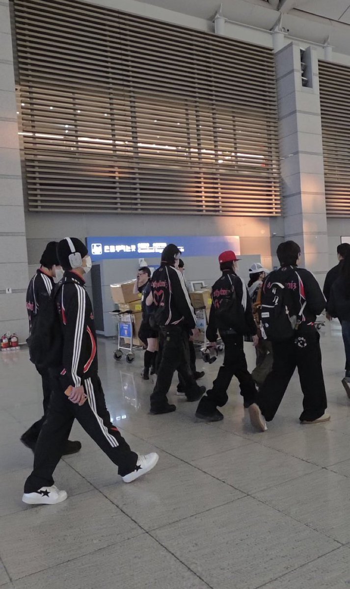 titi ♰ tweet media