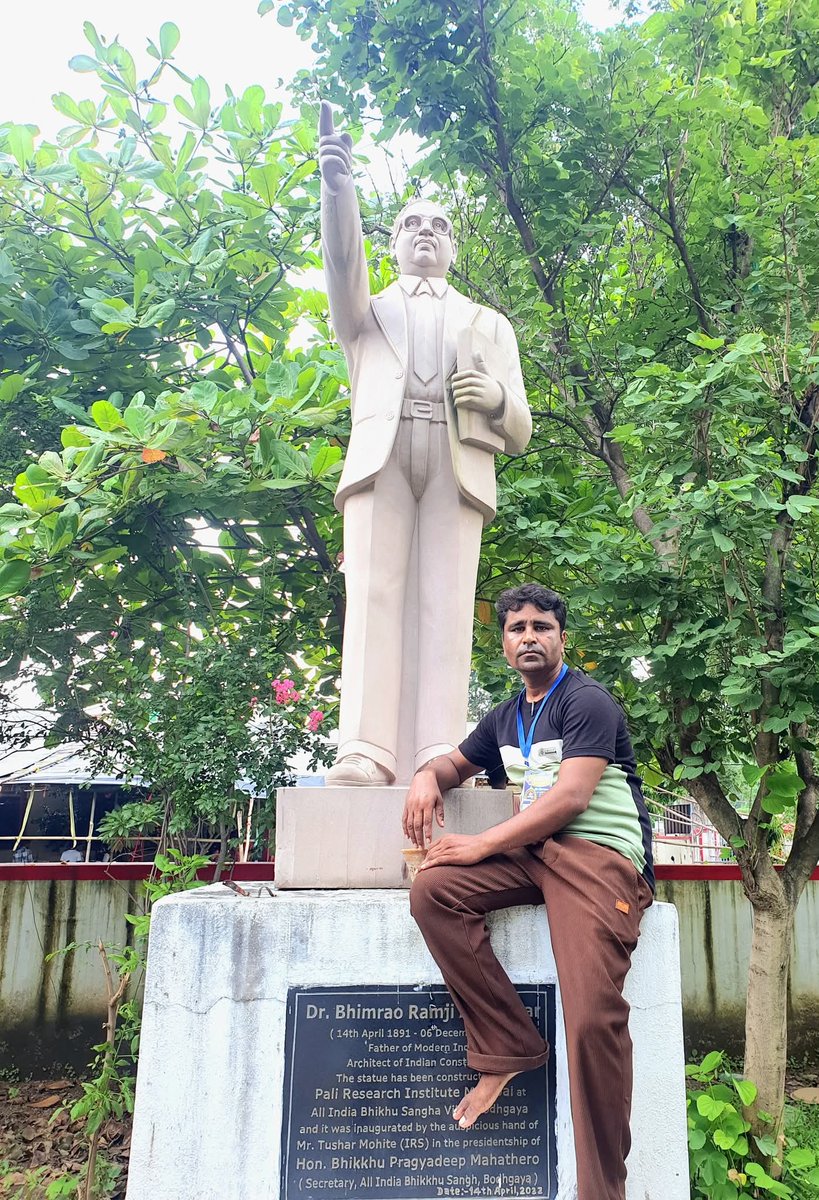 DeepakK29515513's tweet photo. एक लड़का जो #फुले_अम्बेडकरवादी सोच रखता है।जो अपने समाज (SC,ST,OBC) के लिए संगठनात्मक तरीके से लड़ता है।
हर ब्राह्मणवादी सोच को अपने पैरों से रौंदता है।
#चन्दनकियारी_विधानसभा_पीपल्स_पार्टी_ऑफ_इंडिया (डेमोक्रेटिक) के #पूर्व_प्रत्याशी_मूलनिवासी_प्रकाश_दास । https://t.co/tu6jk737SD