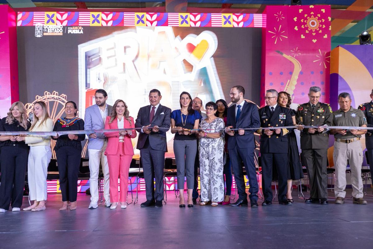 SECTUR_mx's tweet photo. #ComunicadoSectur 📣

#Puebla proyecta más de mil millones de pesos en derrama con la Feria 2026. 🎊🙌🏼

La Secretaria de Turismo del Gobierno de México, @josefinarodzam, declaró que la Feria de Puebla se consolida como un motor clave para la economía local y prevé una ocupación hotelera del 97%. Ofrece una experiencia integral que combina cultura, gastronomía y entretenimiento, con la participación de cocineras tradicionales, pabellones temáticos, espacios artesanales y más de 320 presentaciones musicales con artistas nacionales e internacionales. Señaló que la participación de Puebla en la edición 50 del Tianguis Turístico, realizada en Acapulco, marca el inicio del camino hacia la entrega de la sede en 2027, consolidando su proyección internacional. 🎉❣️

Más información ⬇️
https://t.co/zIPc7MefVG