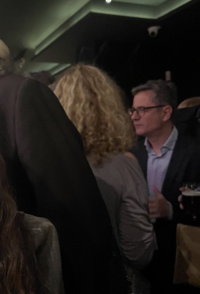 Las noches de Trolaños. Por la mañana insultar al Juez Peinado y por la noche Ballantines cola a costa del contribuyente. Al final sale muy bien defender a pentaimputada Begoña.