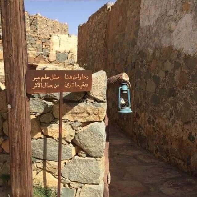 مَررتُ بدارِهم شوقًا إليها
لعلِّي ألمَحُ الأحبابَ فيها
فما من نائمٍ في الدَّارِ يَصحو
وما من زائرٍ يَدنُو إليها
سألتُ الجارَ ما الأخبَار قُل لي؟
فقال الدارُ أبقى من ذَويها
أما تعلم بأنَّ الناسَ تمضي
وأنَّ الدارَ تنعي ساكِنيها؟