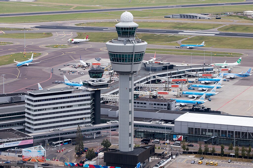 AvSourceNews's tweet image. Schiphol Airport is offering airlines a temporary discount of more than 10% on airport charges to help offset sharply rising costs caused by the ongoing situation in the Middle East.

aviationsourcenews.com/schiphol-offer…

#Schiphol #SchipholAirport #avgeek #aviation