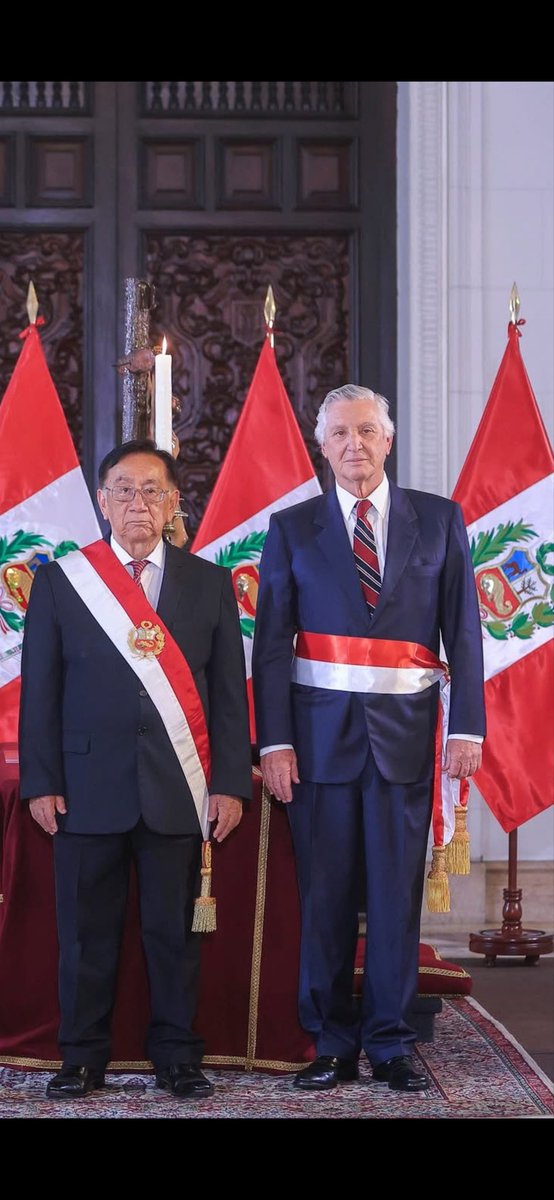 Que decía el presidente que no presidente? Que en su gabinete todos son indígenas, cholos, no hay ningún ministro blanco, patrón ni gamonal… hoy juramento este señor Blanco de buena presencia y condición social “A” y a su lado su empleado, su chulio.