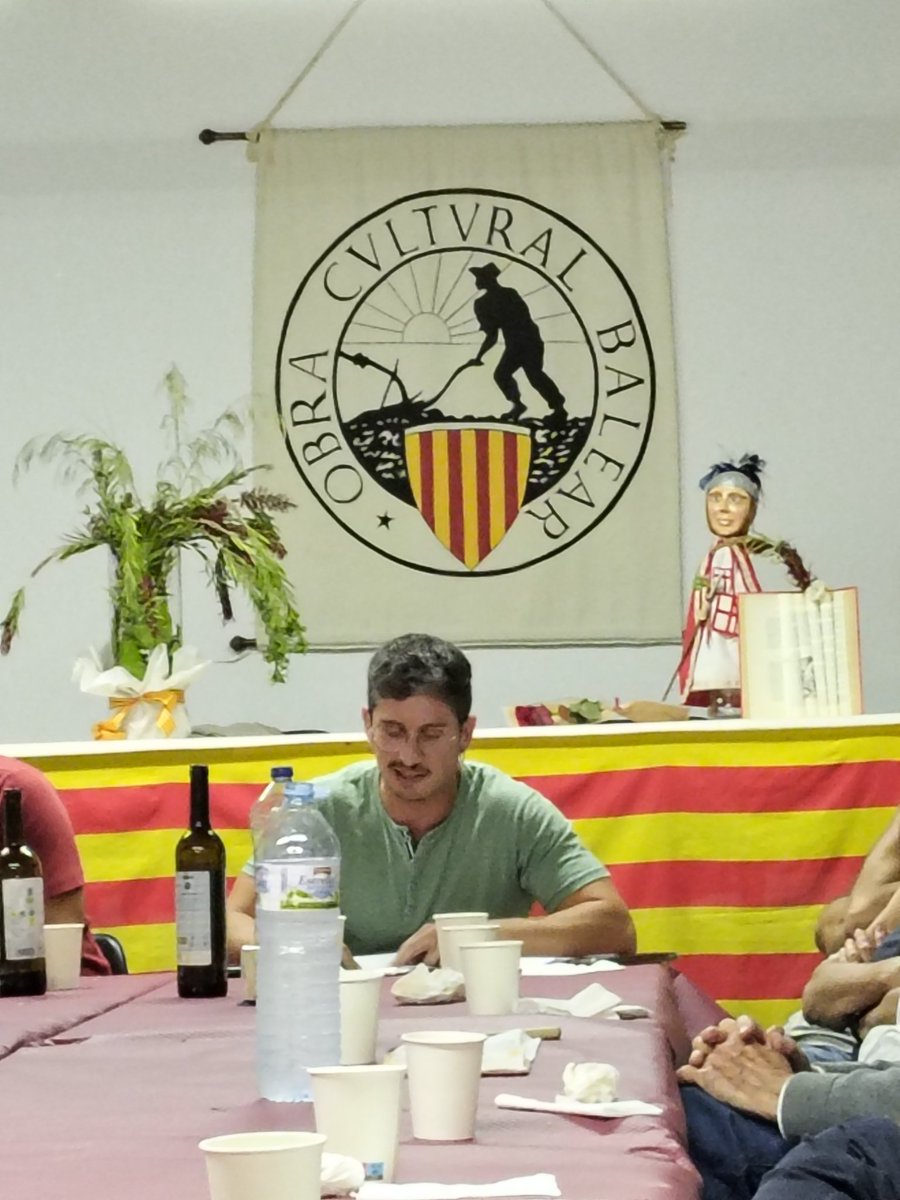 LenaSerraCapo's tweet photo. Assistim a una nova edició del "Sopar de lletres" organitzat per @OCB_Inca.
Els participants hi hem compartit taula, textos i lectures. 
Llarga vida a la iniciativa!
#SantJordi2026 https://t.co/FqCfs4DuF5