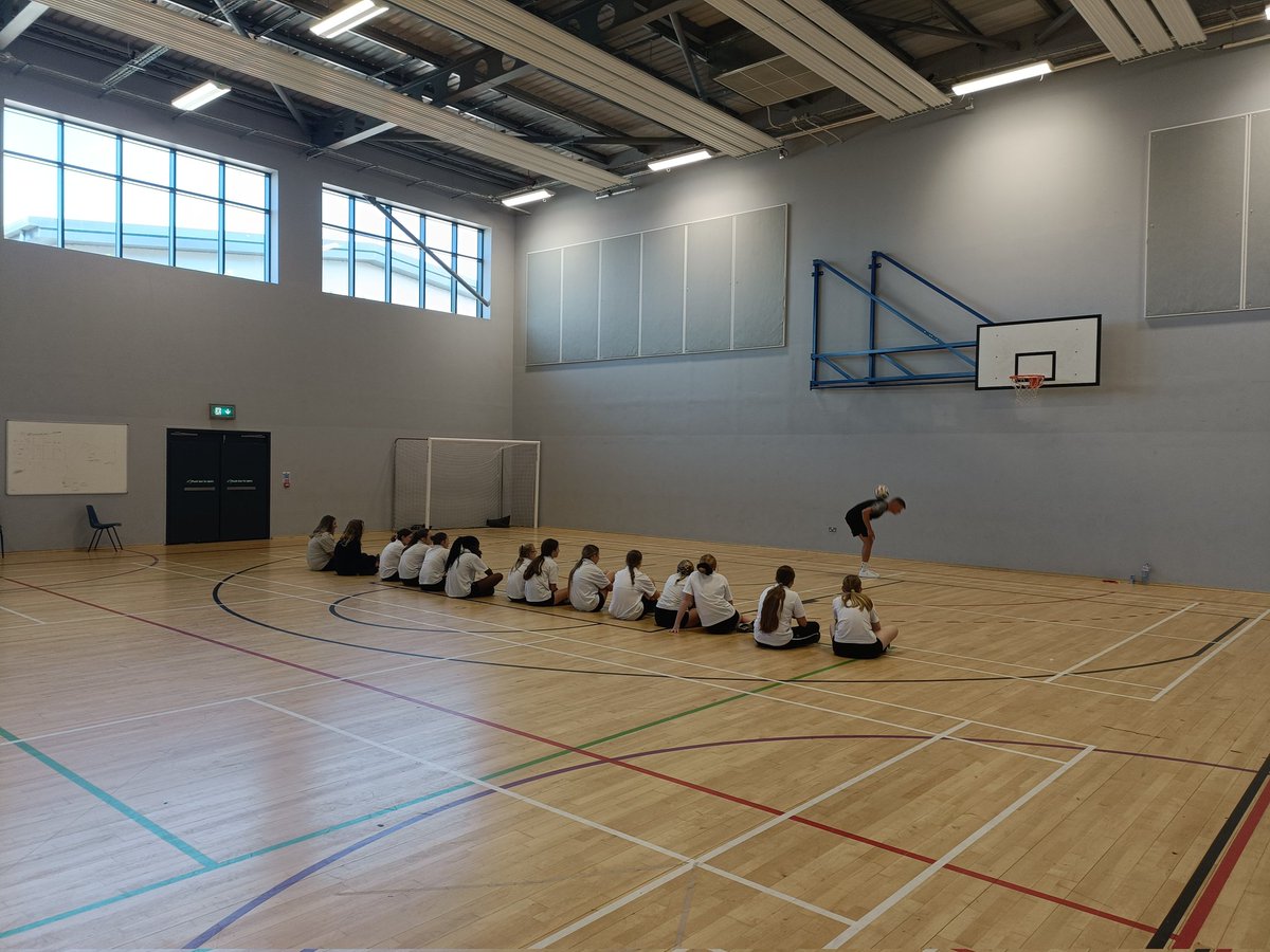 BlaconPE's tweet photo. Fantastic afternoon for our KS3 footballers with professional freestyler Jamie Knight 

Jamie delivered an inspiring session on growth mindset, resilience, perseverance and the power of practice, organised by the @ChesterSSP

A huge thank you to Jamie for inspiring our students https://t.co/fZSQIPggCP