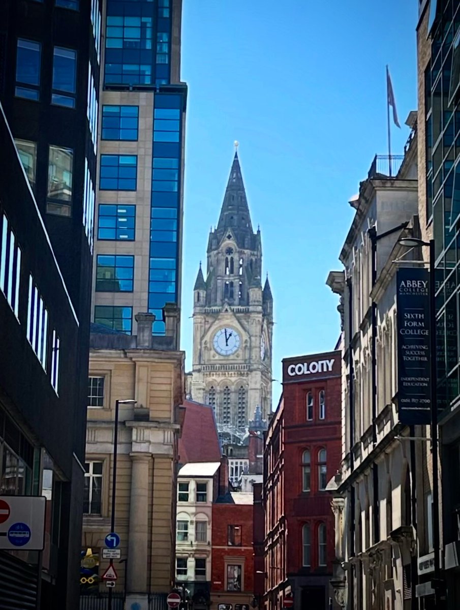MancLorenzo's tweet image. Lovely day to visit #Manchester Lots of people buzzing from the bars and cafes yet so chilled out walking in the sunshine.