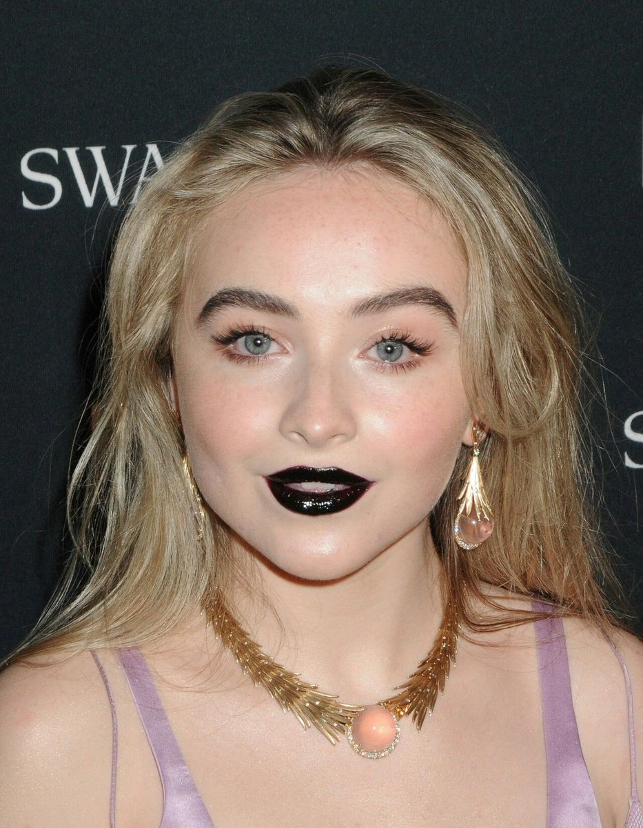 brinabusywoman's tweet image. I just wanna have a quick word with whoever approved this makeup look…