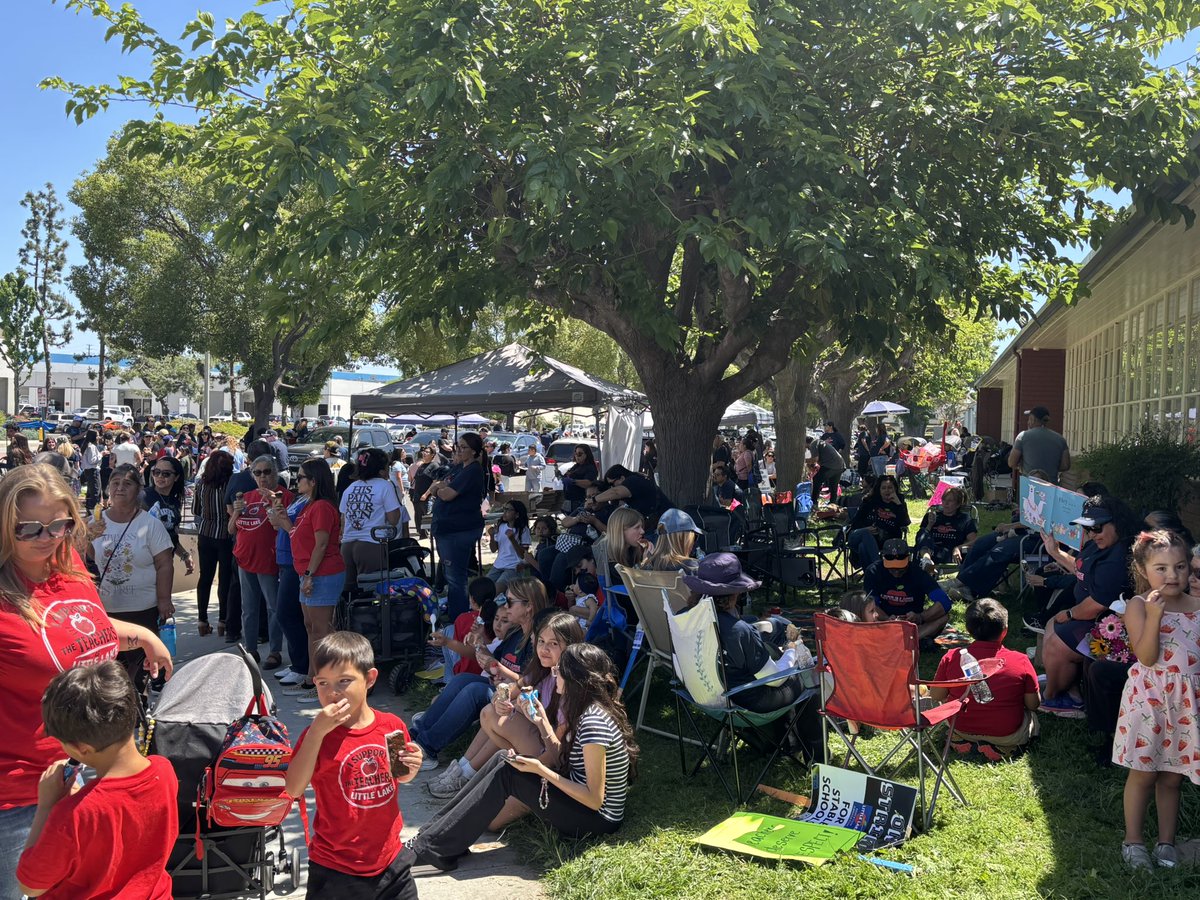 ericofaro's tweet photo. 🧵Little Lake City Teachers have been on strike for 6 days. The Little Lake City School District (https://t.co/BqyuXOPlBt ) refuses to bargain a fair contract while our students are left to pay the price. Our community deserves better. https://t.co/Ku3QV2BFcM