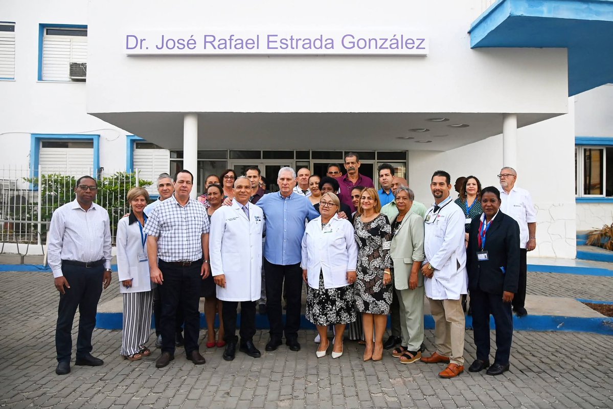 🇨🇺| Constata Presidente Díaz-Canel desarrollo de la transformación digital en el Instituto de Neurología y Neurocirugía.

Felicitó al centro científico por “la voluntad, la profesionalidad, el tesón y el afán de superación”. #CubaEstáFirme #CubaVencerá #CubaCoopera