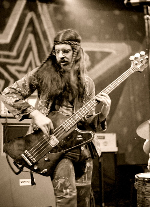 MSolisEscobar's tweet image. Glenn Cornick (23 April 1947 – 28 August 2014) #bass #player, founding member of the #rock #band Jethro Tull. Rolling Stone has called his playing with Tull as “stout, nimble underpinning, the vital half of a blues-ribbed, jazz-fluent rhythm section”.
youtu.be/1-STD4TfedM?si…