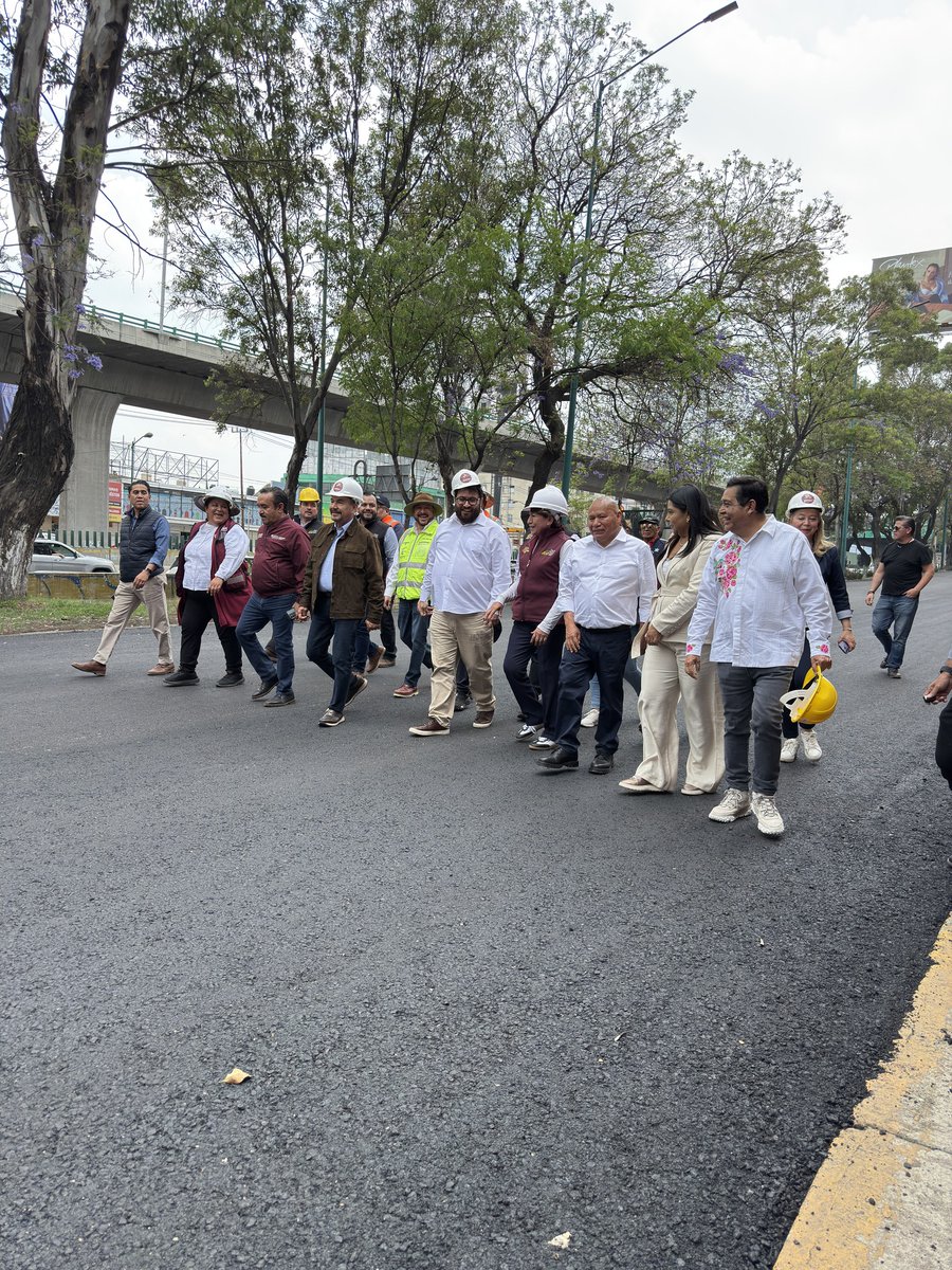 SEMOV_Edomex's tweet image. ¡Cada vez falta menos!

El Secretario @JuanHugoNeza  junto a la Gobernadora @delfinagomeza, supervisó los avances en la reconstrucción del #PeriféricoNorte, en dirección norte a sur. Una obra integral que incluye nueva carpeta asfáltica, desazolve y luminarias. #ElPoderDeServir