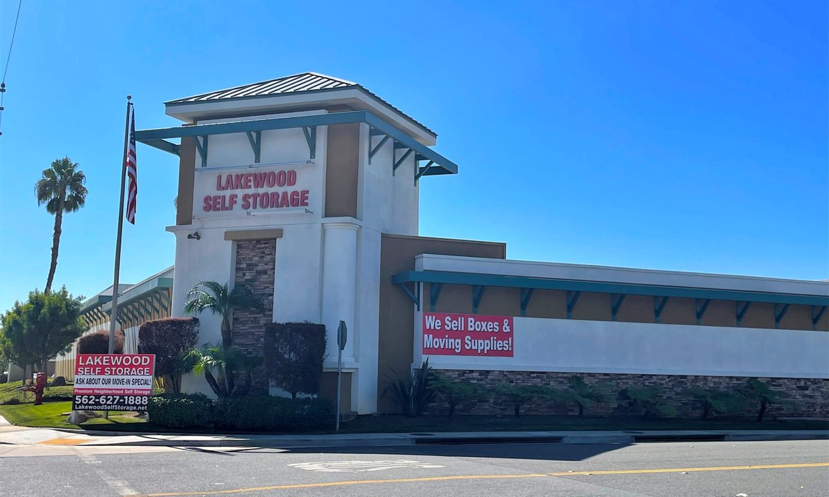 LWSelfStorage's tweet photo. Lakewood Self-Storage provides affordable storage units for household, business and student use. If you’d like a tour of our facility, give us a call or come by during our opening hours. We’d love to see you 😀📦 https://t.co/EiwbmSeCMP https://t.co/4C1T2H55kd