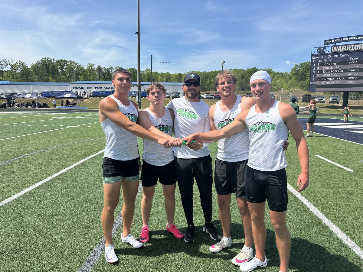 macmilk15's tweet image. Proud is an understatement. Missed the sweep at the region meet in the sprint relays by .3 seconds. Ran for each other, put some injuries to the side, and gave it all they had #NotDoneYet
4x100: 43.56 (1st) 
4x200: 1:30.81 (1st school record)
4x400: 3:30.68 (2nd school record)