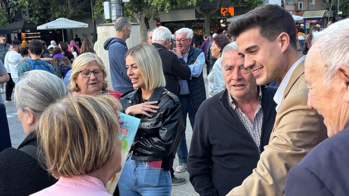 Raulcollbatalle's tweet photo. Celebrando #SantJordi en Barberà 🌹📚

Hoy hemos estado en la calle, compartiendo con vecinos una jornada llena de tradición, cultura y cercanía.

Seguimos trabajando por una Barberà mejor, escuchando y estando al lado de la gente.

#Barberà #PPBarberà https://t.co/n8t0FyEe9Q