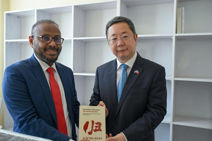 Zahra7062417483's tweet image. #Somalia and #China are opening a new chapter with a research center in #Mogadishu 🔬🇨🇳🇸🇴
Is this the beginning of innovation and growth—or a deeper geopolitical shift in the region? What do you think?