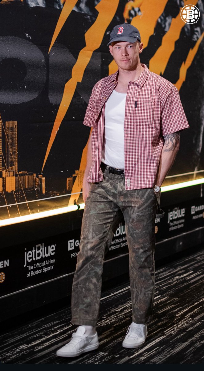 emvirga's tweet photo. me: you better not be dressed like a masc lesbian when i come back

the humble morgan geekie: https://t.co/q1mUQhju3k