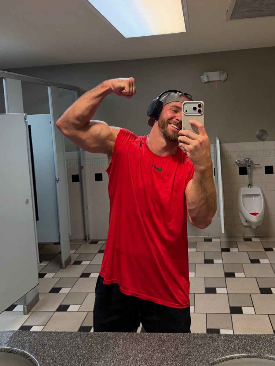 NateHolley's tweet image. Sorry for the urinals in the back, but when you’re pumpin’, you’re pumpin’ 💪🏻 #flex #grind #gym
