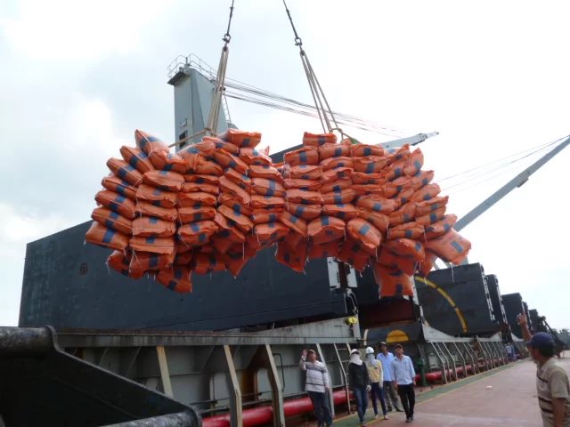 CONFIRMED: IRANIAN SHIP CARRYING RICE WAS ESCORTED TO IRAN BY AN IRGC NAVY SHIP AFTER THE U.S ATTEMPTED TO SIEZE IT

They guided it through the Sea of Oman, and it arrived safely in Iran

Source: <a href="/AryJeayBackup/">Arya Yadeghaar (Backup)</a>, Fars News