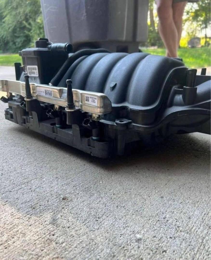 Upgarage247's tweet image. 6.4L Hemi 392 Intake Manifold W/ Throttle
Body. Complete intake manifold with fuel rails, injectors,
throttle body, heat shields, and rail covers excellent condition.
#mopar #dodge  #dodgechargerscatpack #dodgecharger #dodgechallenger #dodgechallengerscatpack  #dodgedurangosrt