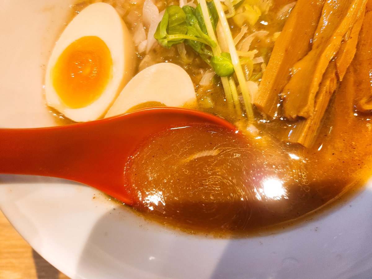 sanotmn's tweet photo. RAMEN LABOウサギPLUS@堺東
吟醸醤油味スペシャル1300円＋ランチ餃子セット500円
魚介の香りが良い醤油スープにポキリとした食感の心地よい中太麺。餃子は野菜多めのタイプで甘くて美味い。レアチャーシューがやや熟成進んでいるのか苦手な風味があったので残してしまった。ごちそうさま！ https://t.co/iM7GLoaN10