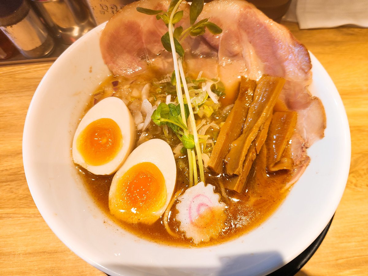 sanotmn's tweet photo. RAMEN LABOウサギPLUS@堺東
吟醸醤油味スペシャル1300円＋ランチ餃子セット500円
魚介の香りが良い醤油スープにポキリとした食感の心地よい中太麺。餃子は野菜多めのタイプで甘くて美味い。レアチャーシューがやや熟成進んでいるのか苦手な風味があったので残してしまった。ごちそうさま！ https://t.co/iM7GLoaN10